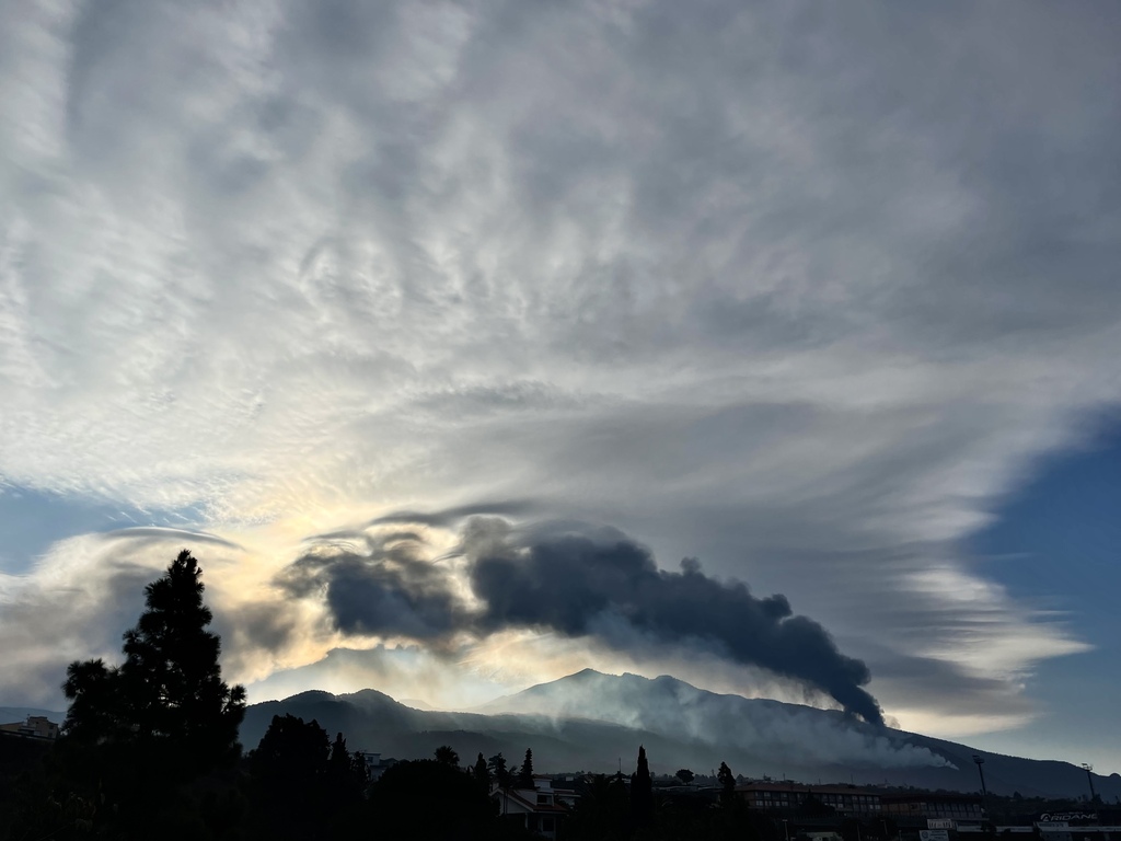 Pileus en el humo 
Viento del Oeste generando Pileus sobre la columna de humo del volcán, al fondo lenticulares
