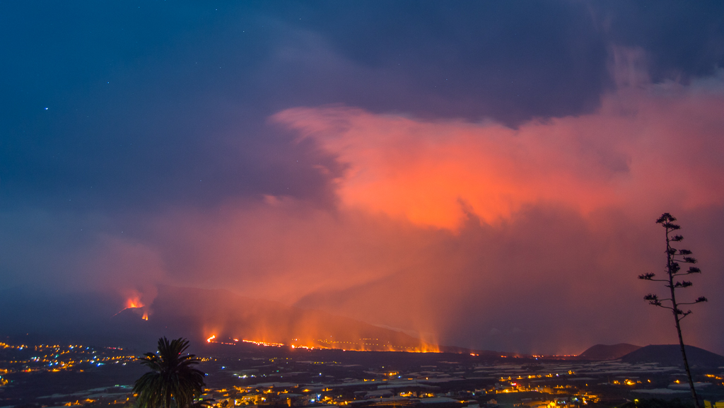 De la tierra al cielo
Generación de un cúmulo debido los aires calientes de la colada de lava del volcán de la Palma. Se pueden ver además estructuras en las cortinas de humo ascendiente. 
Álbumes del atlas: zfo21