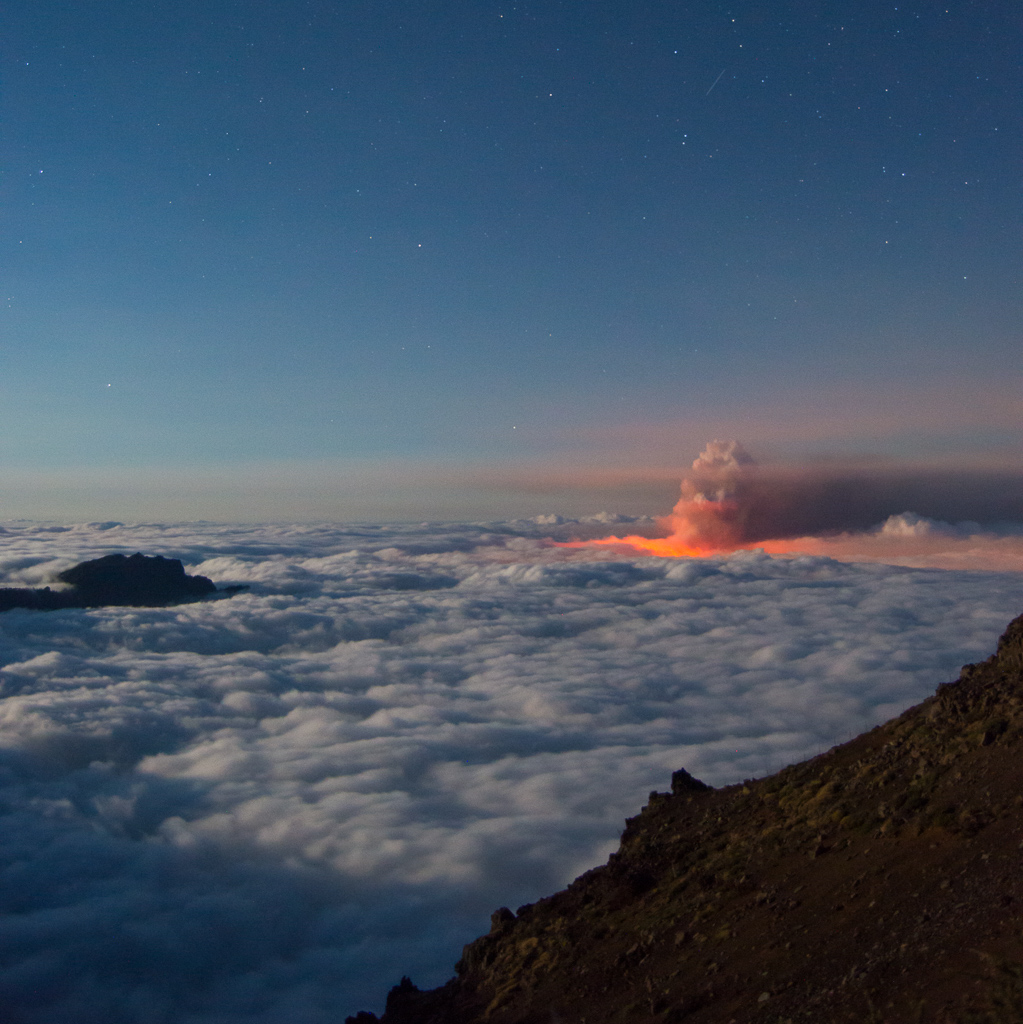 Pirocúmulo sobre mar de nubes
Pirocúmulo sobre mar de nubes en los 3 primeros días de erupcion del volcán de cumbre vieja en la palma
Álbumes del atlas: zfo21