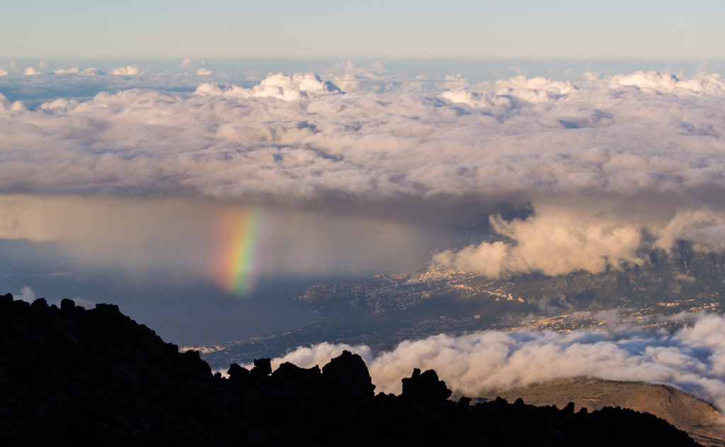 La tormenta desde arriba
Durante el descenso, tras hacer cumbre en el Teide este otoño, vi una tormenta sobre la Orotava (Tenerife) que mostraba un arcoiris excepcional. Al prestar atención vi como parte de la nube surgía de la corona forestal debido, probablemente, a la transpiración de los árboles.
