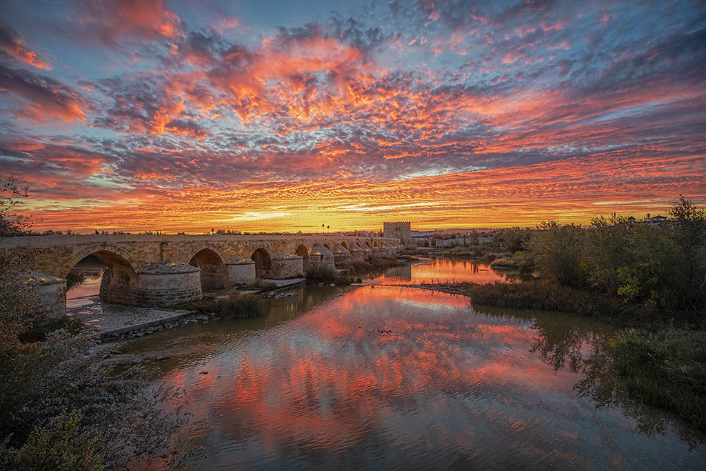 El puente encandilado
A los meteofotógrafos, además de las tormentas nos apasionan los candilazos, visibles al amanecer o atardecer, y cuando este tiene lugar en un lugar excepcional con tanta historia, como es el puente romano de Córdoba, pues resulta mucho más emocionante su captura.
