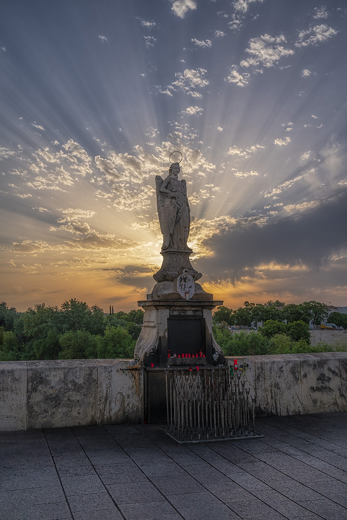La corona de San Rafael
Cuando el cielo decora con esta corona al santo custodio de Córdoba no es por casualidad.
