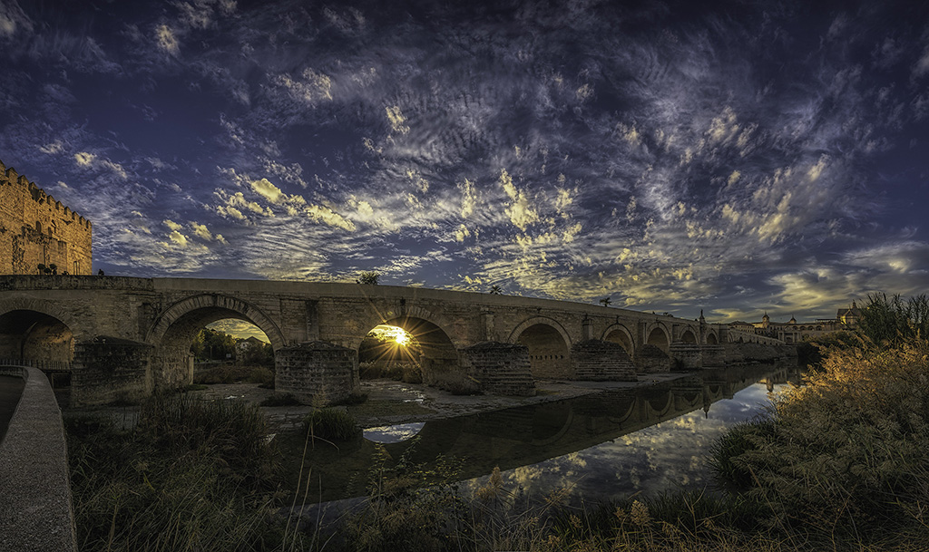 Cuando el cielo se pinta de abstracto.
Las caprichosas formas que presentan las nubes decoran el entorno como el caso del puente romano de Córdoba.
