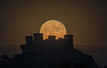 El idilio de la luna con el castillo.