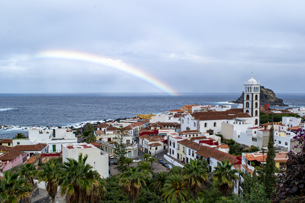 Los Reyes Magos llegan a Garachico, Tenerife
El año 2022 ha comenzado muy cambiante en el norte de Tenerife. El 6 de enero finalizó un periodo de tiempo excepcionalmente bueno y de temperaturas veraniegas. Hacia el mediodía, un frente de lluvia llegó a Garachico y decoró el día con un impresionante arco iris. Gracias a los Reyes Magos.
