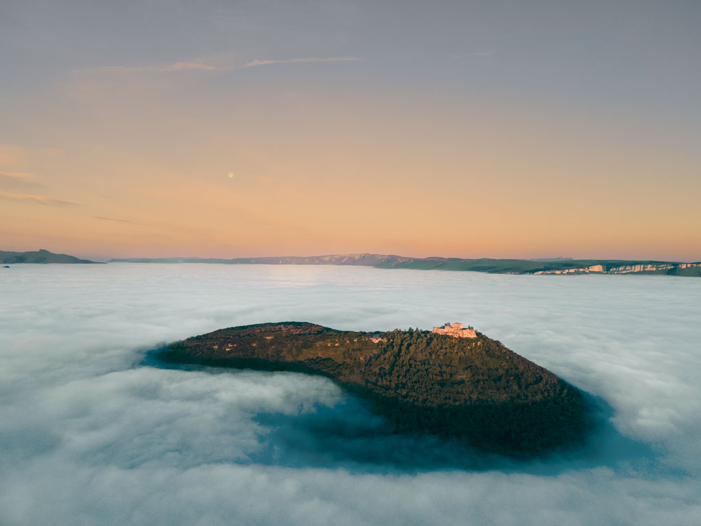 amanece en monjardin
foto tomada con dron de el castillo de monjardin y su sierra. esta tomada al amanecer con un manto de nubes el cual no es muy habitual en esa zona
