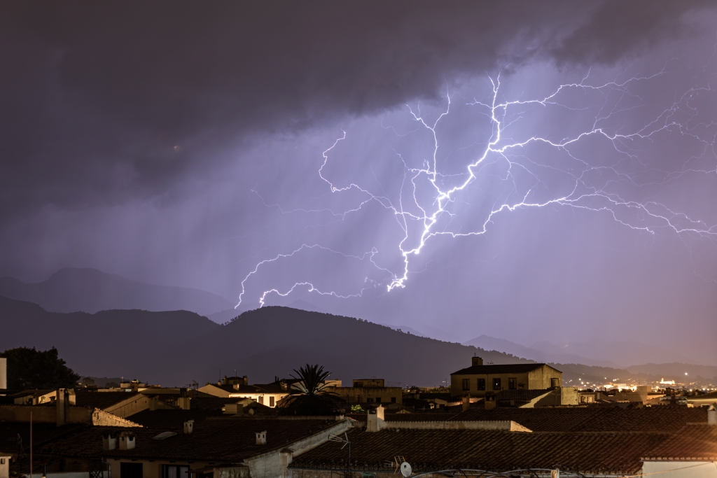 Tormenta en la Serra 02
Típica tormenta que viene de Barcelona bajando hacia Mallorca, afectando a la Serra.
Álbumes del atlas: zfo22