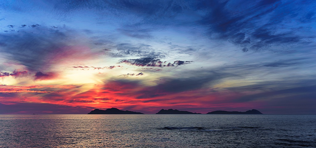 Cíes bajo la puesta de sol
Espectacular puesta de sol con colorido y nubes en la Ría de Vigo, con la silueta de las Islas Cíes en el horizonte.
Álbumes del atlas: zfo22