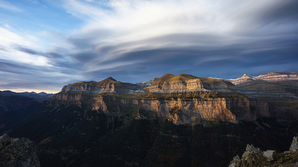 Overlooking Ordesa
Atardecer en los miradores de Ordesa, en el Parque Nacional de Ordesa y Monte Perdido, con unas espectaculares nubes sobre las montañas.
Álbumes del atlas: zfo22