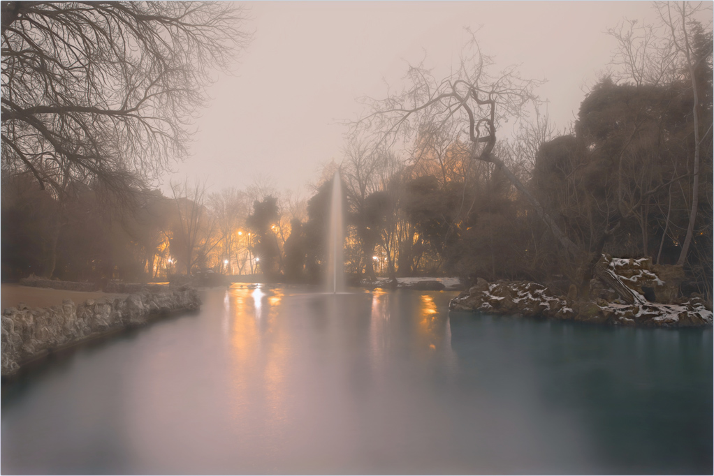 Preciosa noche para pasear.
Noche de niebla en la ciudad con temperaturas bajo cero. Los días más fríos del invierno, a finales de febrero.
Larga exposición.
