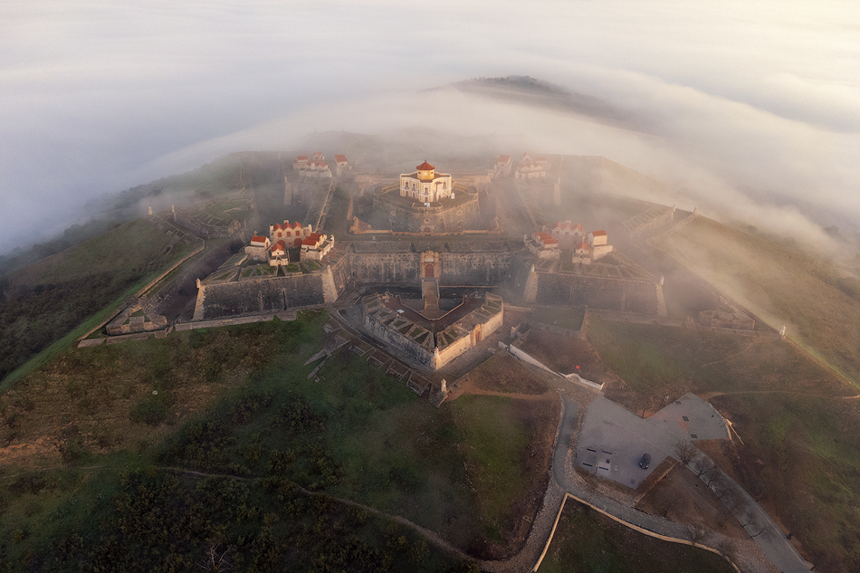 Niebla en el Fuerte
Niebla en la estrella del Forte da Graça, en Elvas, Portugal
