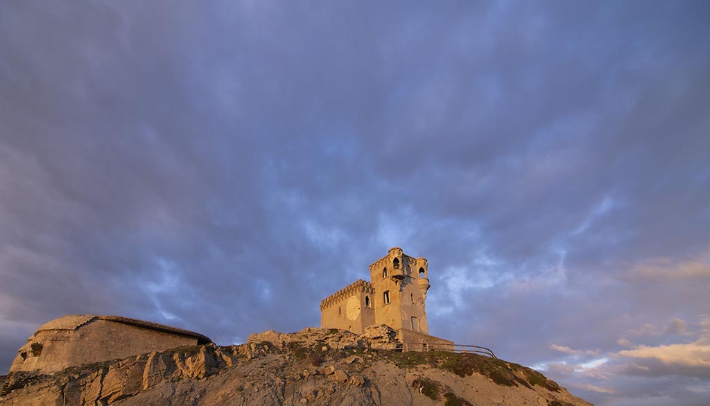 VIGIA
Castillo de Sta. Catalina, Tarifa.  Bien de interés Cultural. Patrimonio histórico de España. Fortaleza localizada en el cerro del mismo nombre, cerca del puerto de Tarifa y del centro de la ciudad. Fue construido en 1933 y actualmente se encuentra en desuso.
