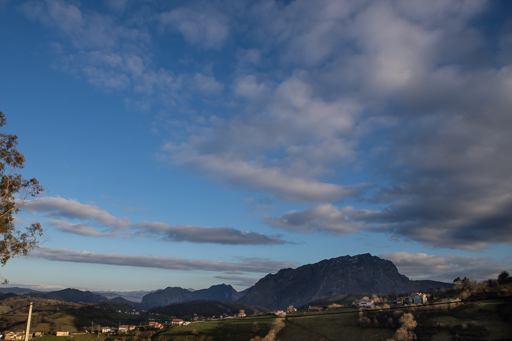 Mont Sacro. 
Estrato sobre el Mont Sacro. Mieres. Asturias. 
Álbumes del atlas: zfi23 aaa_borrar aaa_borrar