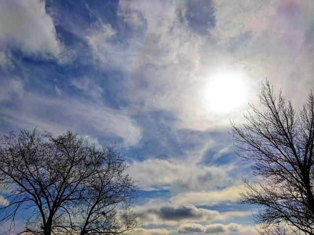 Nubes de invierno
La luz del Sol se abre camino a través de grandes nubes en el mes de febrero. El cielo se tiñe de colores mostrando la fuerza infinita de la naturaleza.
