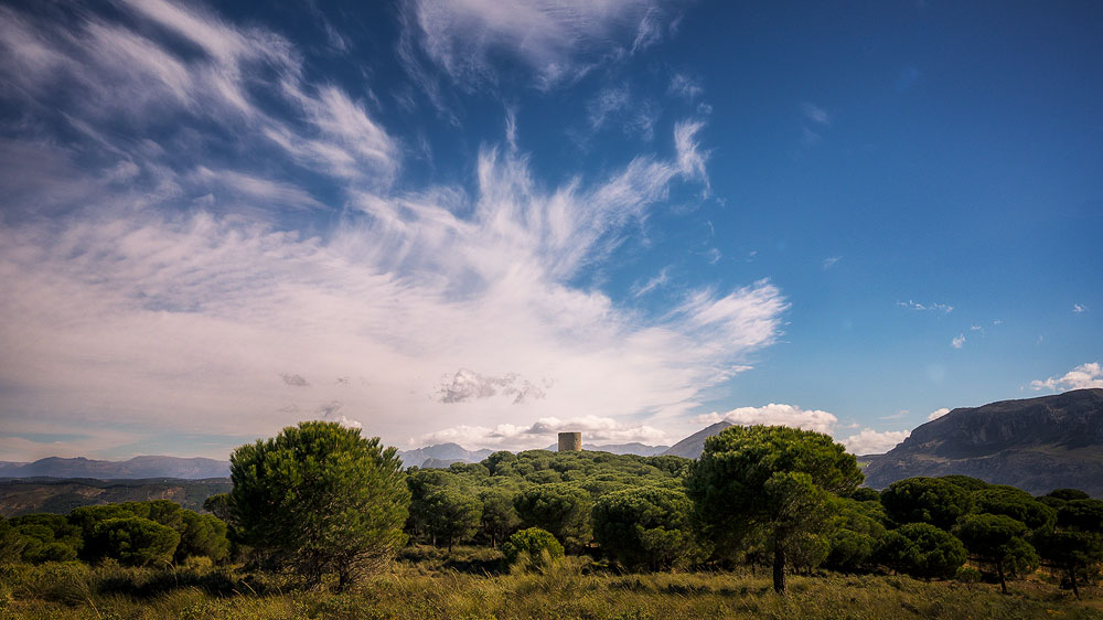 Torre hacho
Nubes sobre cielo azul 
Álbumes del atlas: zfi23 aaa_nuevas