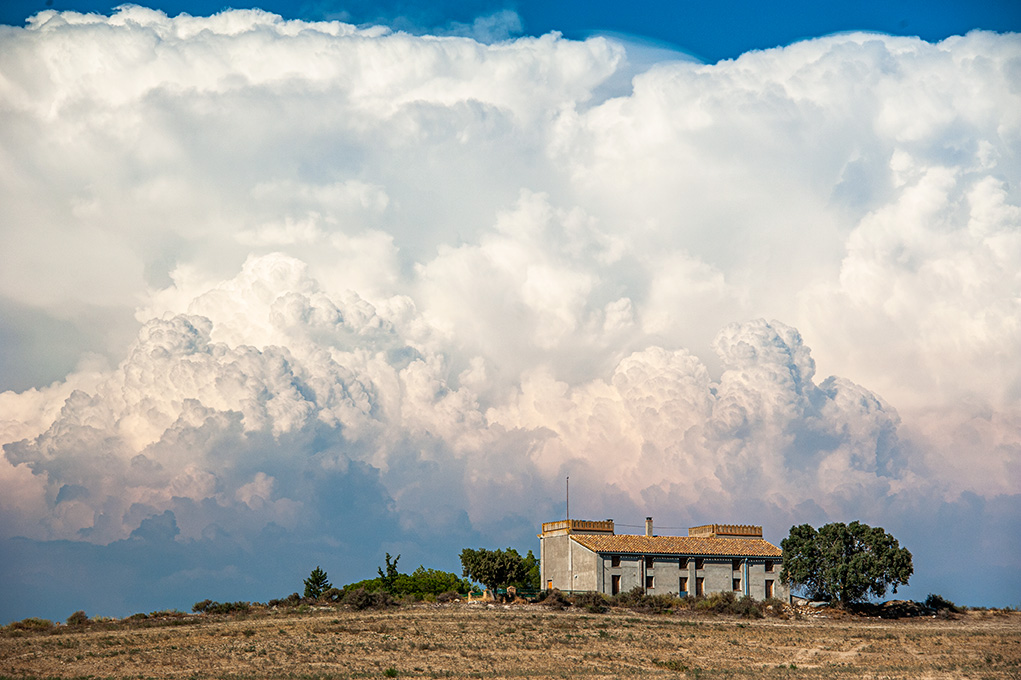 La casa de las tormentas.
Nubes de evolución convectiva por las altas temperaturas.
