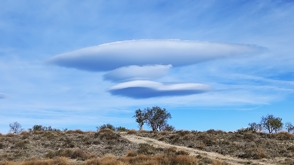 LENTICULAR DUPLICATUS
Cuando sopla el cierzo por el Somontano de Barbastro es habitual ver este tipo de nubes.
