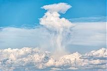 Nubes convectivas de desarrollo vertical con precipitaciones.