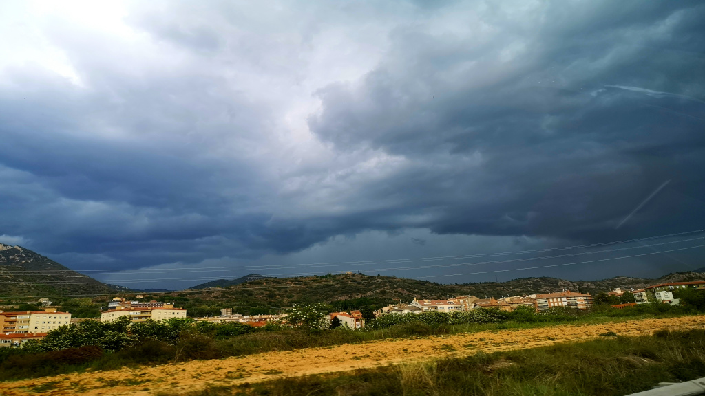 Dejando atrás la tormenta
Espectáculo tormentoso saliendo ya de la comarca del Berguedá cuando ya descargaba con intensidad al Norte.

