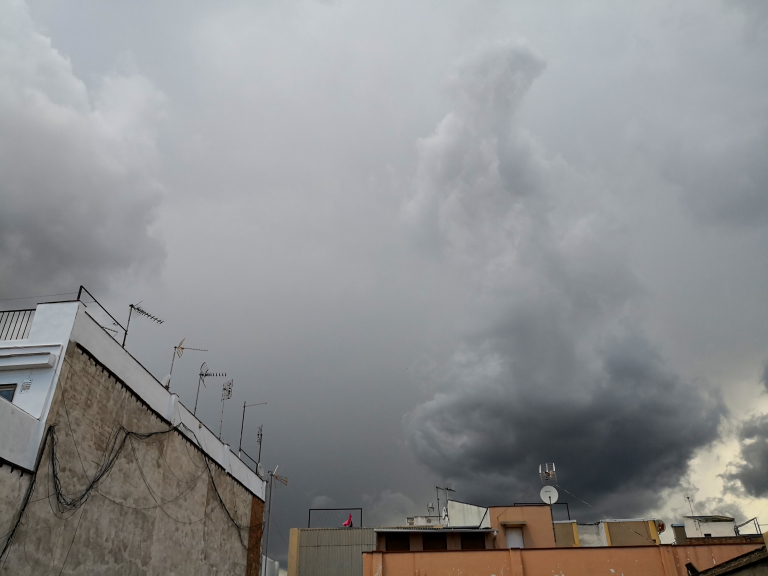 Rozando la tormenta
Cielo tormentoso cuando una tormenta rozaba la ciudad de L'Hospitalet acabando descargando con fuerza en la ciudad de Barcelona
