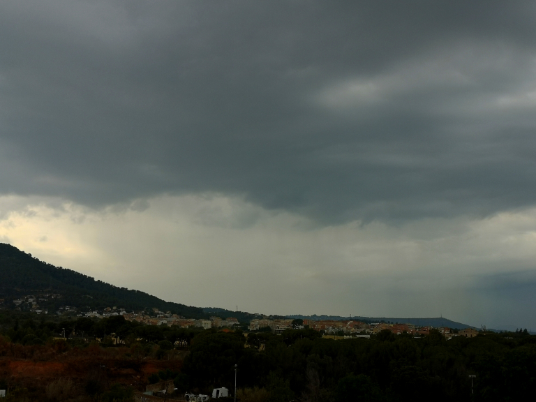 Lluvia cortada
Cortina de precipitación probablemente de granizo por su color blanquecino que afectaba al interior de la comarca del Baix Llobregat 
