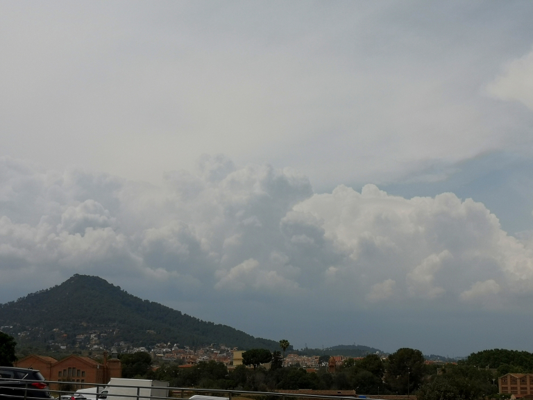 Explosión convectiva
Comienzo de el arranque de la convección sobre la zona del Montpedrós Ordal desde Sant Boi 
