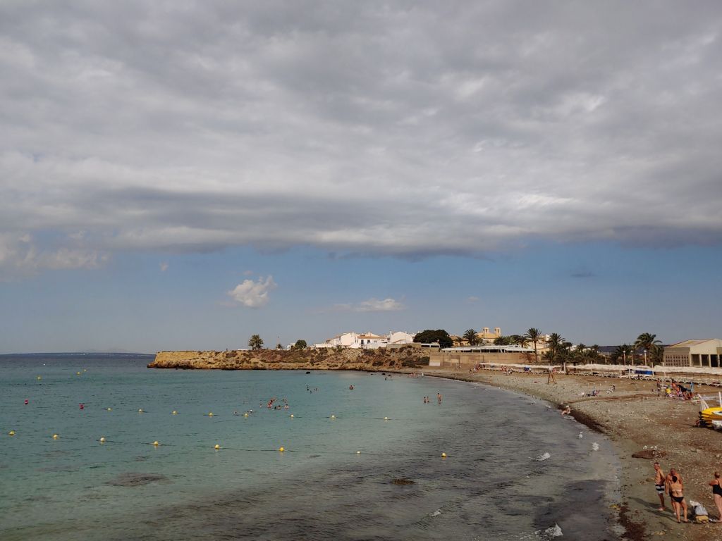 Playa de Tabarca
Esmeraldas y azules en el paraíso de la isla de Tabarca a finales de agosto, las nubes cubren el cielo
