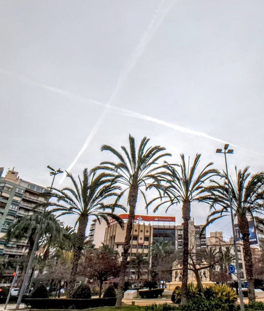 Estelas de condensación
Estelas que dejan los aviones en la plaza de los Luceros de Alicante

