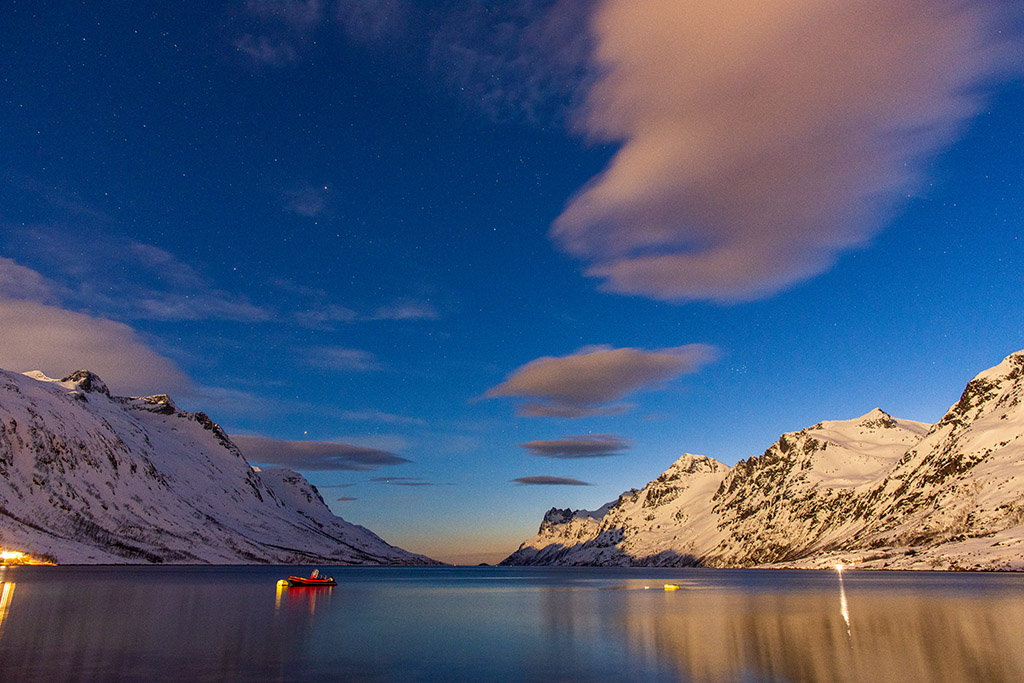 Luz de luna
La luna llena ilumina el fiordo de Ersfjordbotn en Noruega, junto con una nubes perdidas en el cielo.
