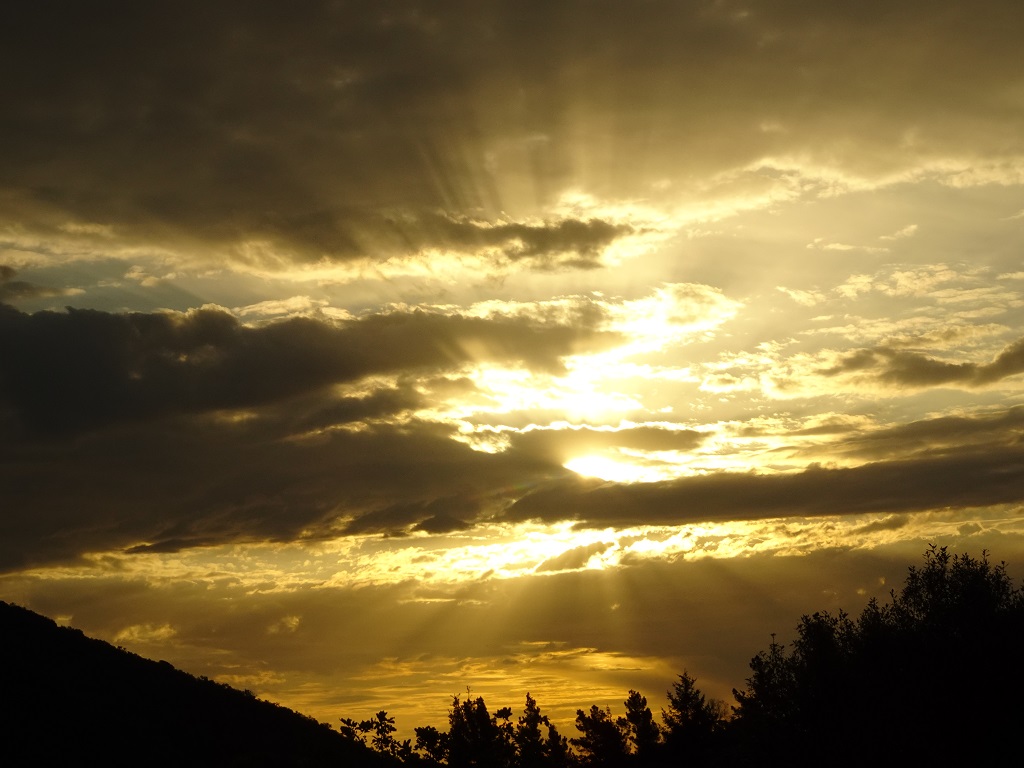 Rayos crepusculares
Rayos crepusculares al amanecer con nubes medias
