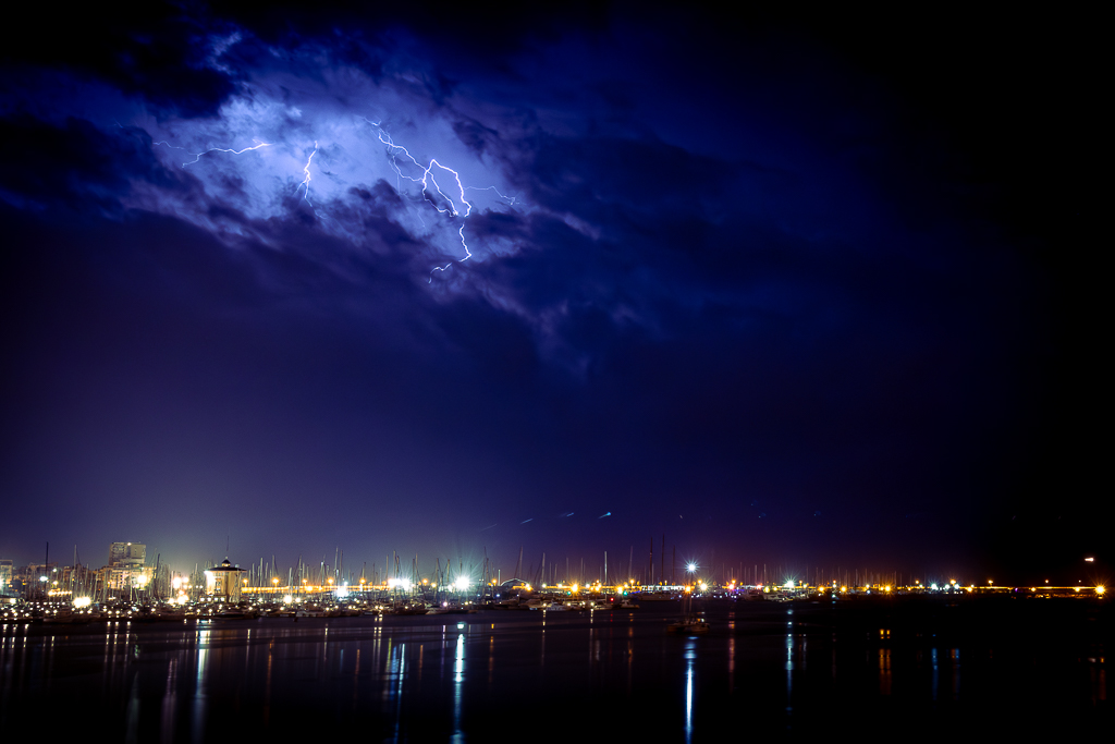 Destellos en la oscuridad
Fotografía tomada durante una noche tormentosa de Septiembre, desde el balcón de Torrevieja.
Álbumes del atlas: aaa_borrar