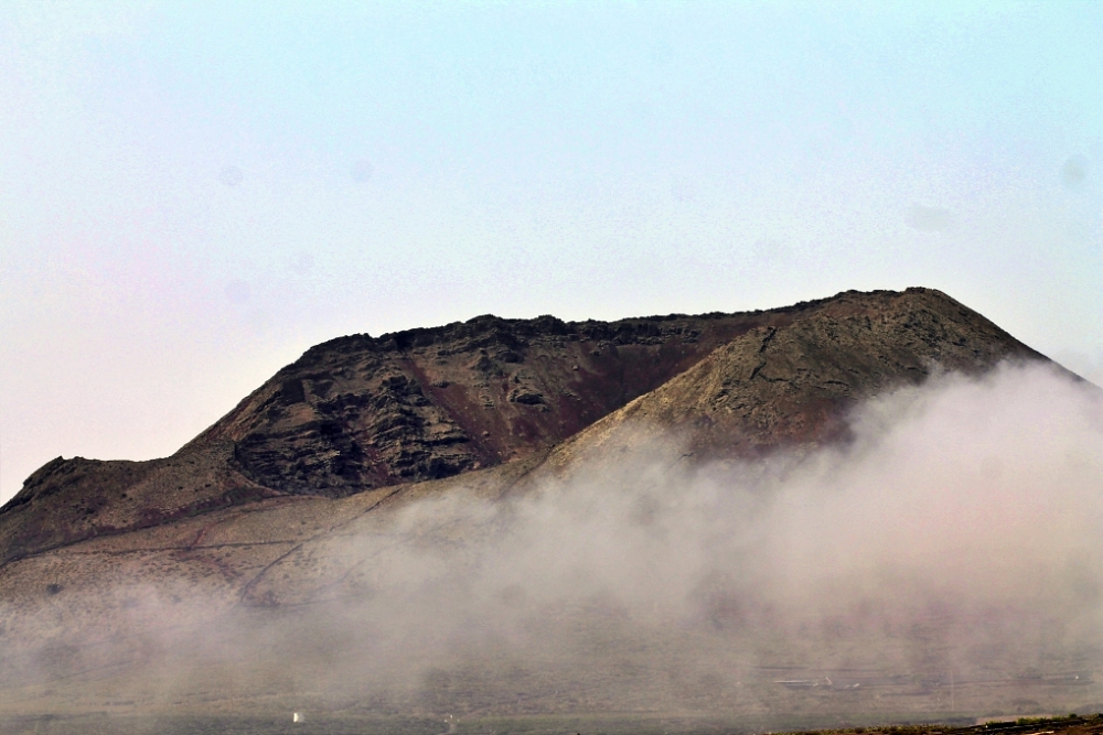 Bruma en el volcán
En la isla de Lanzarote, muy próximo al Mirador del Río, se ubica el Monumento Natural de La Corona, que en ese momento quedó parcialmente cubierto por una baja bruma que subió de El Río.
