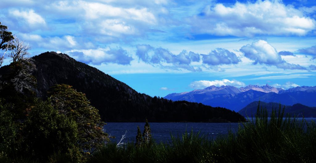 cielos de verano en la Cordillera de los Andes
Foto tomada sobre el Lago Nahuel Huapi de San Carlos de Bariloche, Argentina, en un día nublado de verano que de a ratos, el sol se escondía. 
