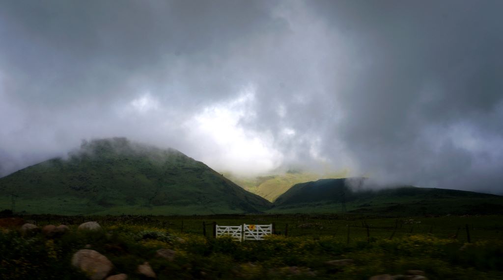 fusión de nubes y cerros
Foto tomada en los Valles Calchaquíes de Tucumán, Argentina. En esta zona, suelen haber mucha nubosidad. Estos valles, están parcialmente nublados durante todo el año. Los veranos son cálidos y con bastantes lluvias. 
