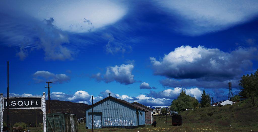 pinceladas de nubes
Pasado el mediodía , un día de primavera, en Octubre, en la estación del tren La Trochita, ubicado en Esquel, provincia de Chubut, Patagonia Argentina, el día se estaba nublando, y comenzaba a soplar viento y hacía frío, así se fueron formando esas nubes que hacían pinceladas en el cielo azul.

