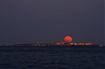 Luna del esturión sobre la Isla de Tabarca en Alicante