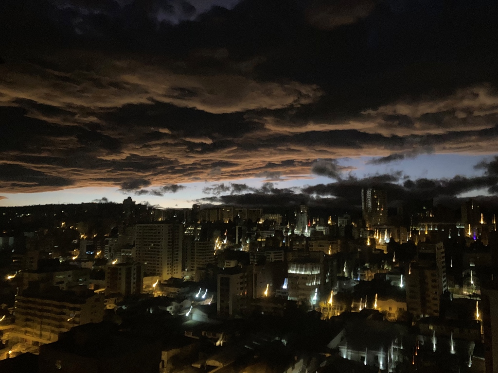 Amanecer desde alturas
Stratocumulus stratiformis iluminado en su base al amanecer. Tomada desde el 15to piso de un edificio en el centro norte de la ciudad de Quito. 
