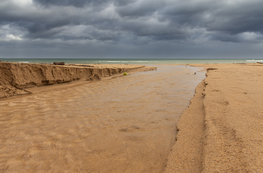 la pelota y el tiempo 
playa de hendaya despues de tormenta
