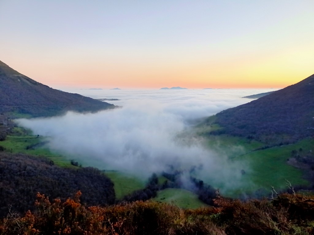 Alto de Angulo Burgos (1)
Vistas de los valles de Bizkaia completamente tapados por la niebla desde el alto de Angulo en Burgos.
Álbumes del atlas: zzzznopre