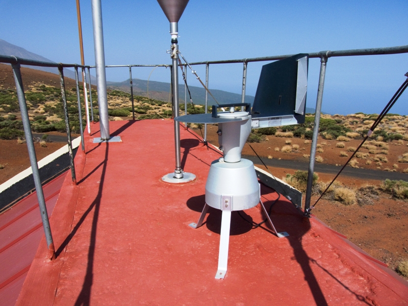 Muestreador de partículas biológicas
Muestreador de partículas biológicas LANZONI VPPS 2000 (método Hirst) para el estudio de la fracción biológica de los aerosoles. Lo que se persigue es conocer el contenido de pólenes y esporas de pólenes en el aire Santa Cruz de Tenerife y su relación con la prevalencia de alergias y problemas respiratorios. El programa de medidas en Santa Cruz es continuo mientras que en el Observatorio Atmosférico de Izaña se interrumpe en invierno, cuando la cantidad de pólenes en el aire es más baja.
Puede encontrar más información sobre este interesante programa copiando y pegando en la barra de direcciones de su navegador la siguiente dirección:
http://www.izana.org/index.php?option=com_content&view=article&id=32&Itemid=32&lang=es
Álbumes del atlas: instrumentación
