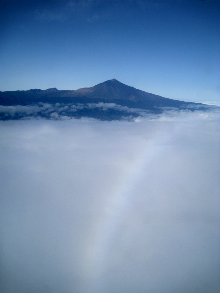 Arco de nube
"Arco de nube y Teide"

Arco de nube (Cloud-bow) desde el avión, llegando a Tenerife.
