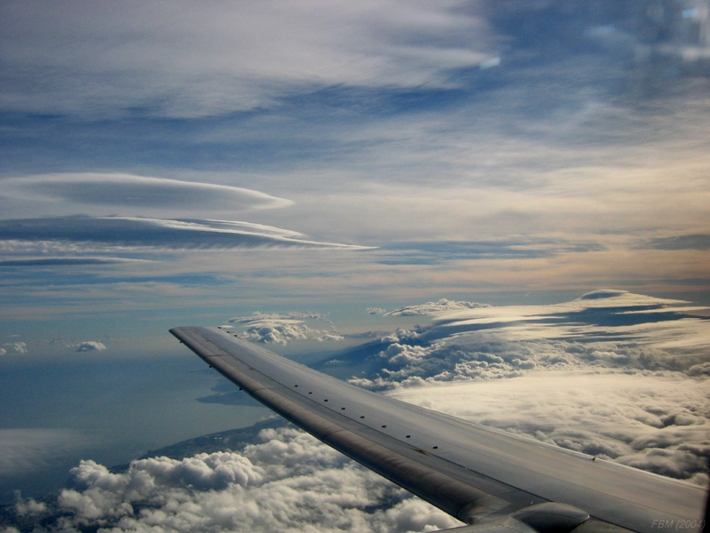 Teide oculto
Fotografía tomada sobrevolando Tenerife, se observa un altocumulus lenticularis duplicatus y a la parte derecha una nube "capuchón" que cubre la cima del teide
Álbumes del atlas: nubes_desde_aviones