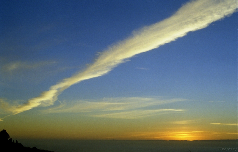 Contrail al atardecer
Espectacular estela de condensación vista desde el Noroeste de la isla de La Palma (Canarias) al atardecer. Desde La Palma es difícil ver contrails, al no quedar bajo ninguna aerovía trans-oceánica.
