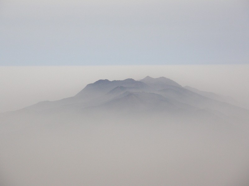 Volcanes sobre la calima
Vista del Macizo de Cumbre Vieja, en el Sur de la Isla de La Palma, sobresaliendo a una capa de calima que cubre las zonas más bajas de la isla.
Álbumes del atlas: calima
