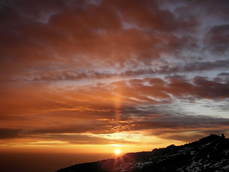 Columna de sol
Amanecer desde las proximidades del Pico de la Cruz, a unos 2200 msnm en la isla de La Palma (Canarias)
Se puede observar el fenómeno óptico llamado "Columna de sol" ("sun pillar" en inglés) 
Más información y fotos de este curioso fenómeno en este enlace:
[b]http://blog.nuestroclima.com/?p=897[/b]

Álbumes del atlas: pilar_de_sol