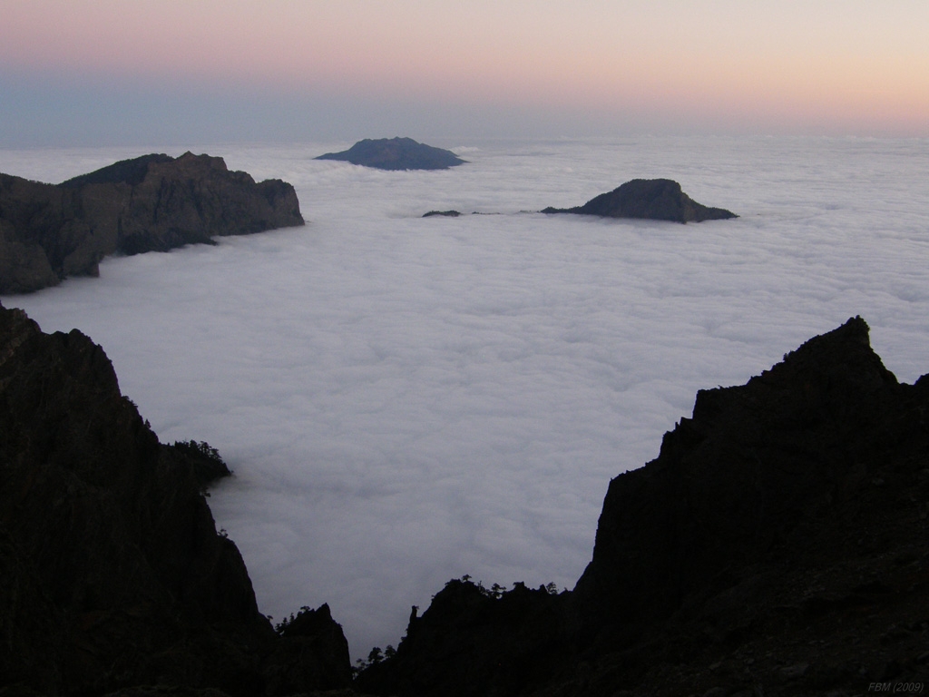 mar en calma
Fotografía tomada a última hora de la tarde hacia el Sur en que se aprecia un mar de nubes especialmente liso cubriendo la Caldera de Taburiente y el Oeste de la isla de La Palma
