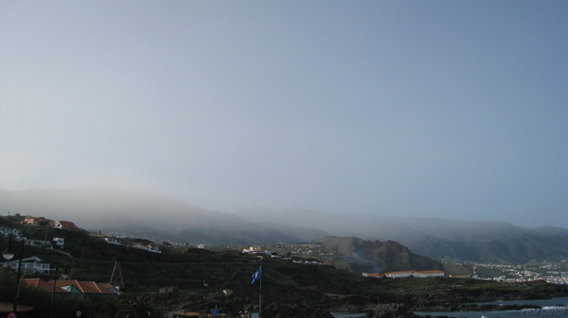 Calima en altura
Las cumbres de La Palma cubiertas de calima mientras las partes más bajas de la Isla permanecen aún libres de ella. 
