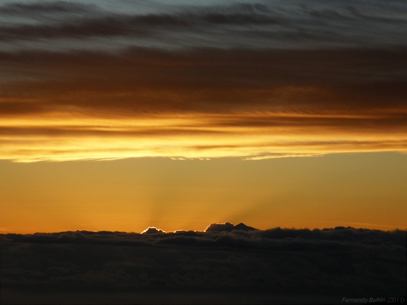 El Teide entre las nubes al amanecer
