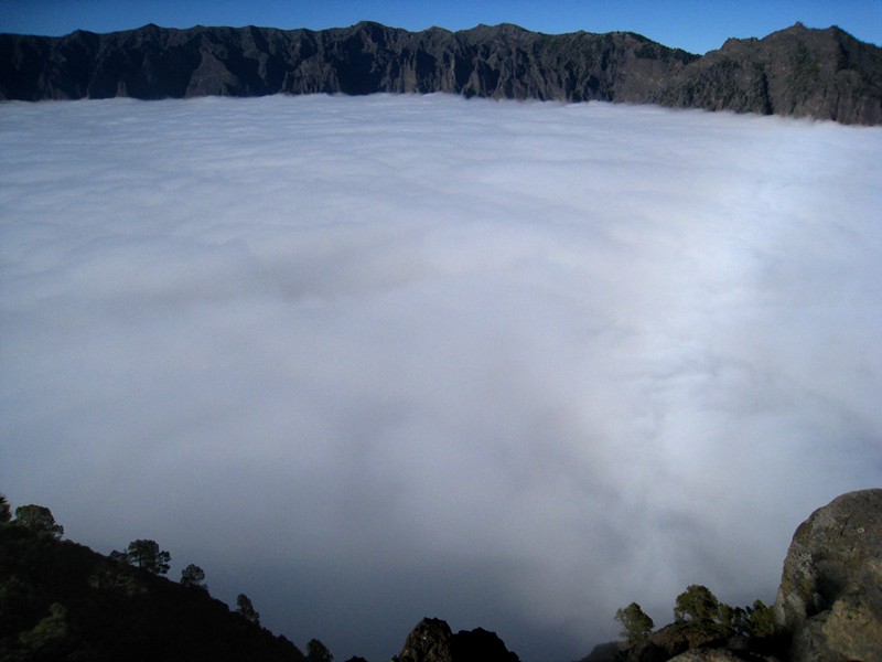 Arco de nube
Desde el Pico Bejenado", la Caldera de Taburiente nos ofrece una imagen de lujo, completamente cubierta por el mar de nubes, como si fuese un "lago", con un arco de nube o cloud-bow.
