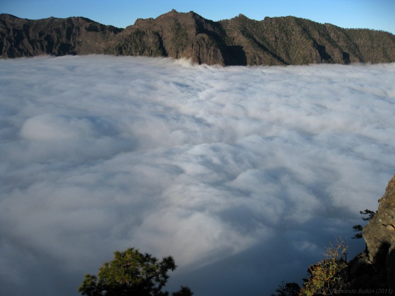 Arco de nube (Cloud-bow) en la Caldera de Taburiente
Desde el Pico Bejenado", la Caldera de Taburiente nos ofrece una imagen de lujo, completamente cubierta por el mar de nubes, como si fuese un "lago", con un arco de nube o cloud-bow. 
Álbumes del atlas: mar_de_nubes